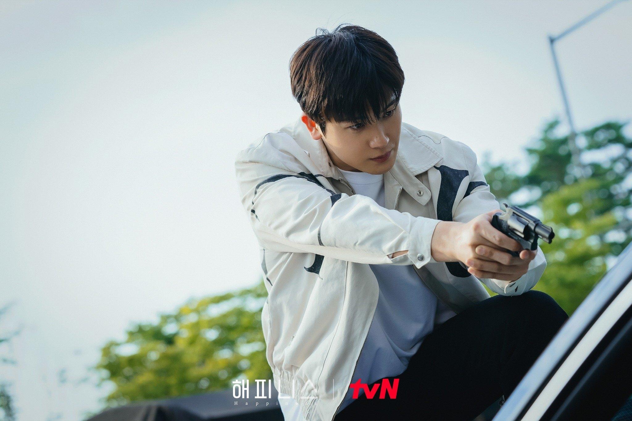 Hoi ban than toan sao quyen luc cua V (BTS) anh 11