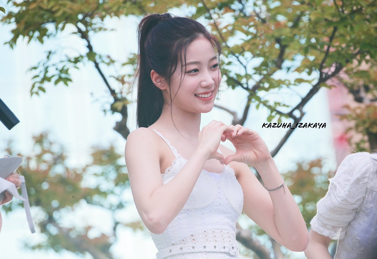 At chu bai Le Sserafim anh 9