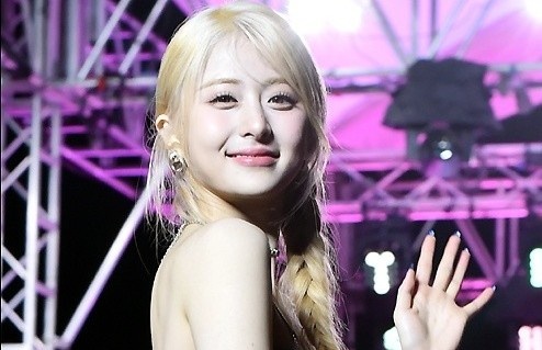 Nu than tuong dien trang phuc goi cam trong cai lanh am do C hinh anh