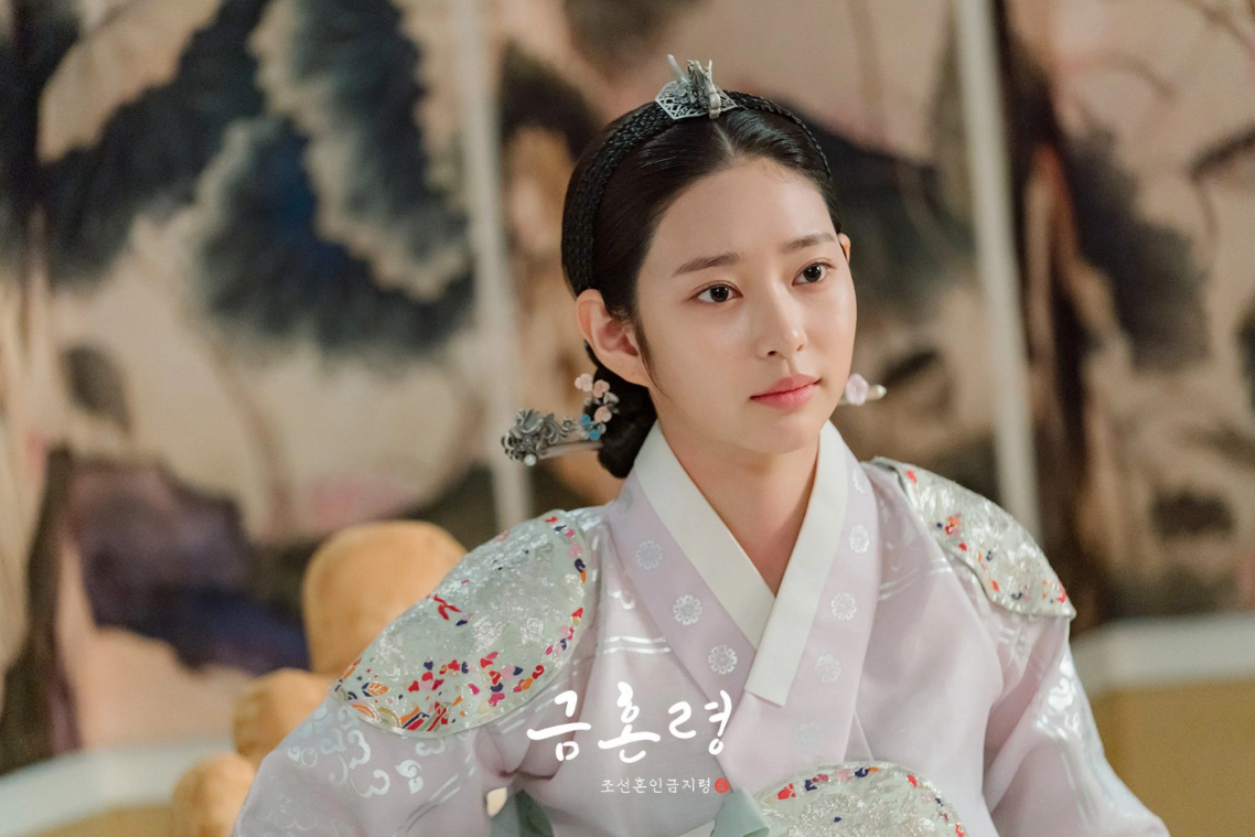 My nhan co trang moi anh 1