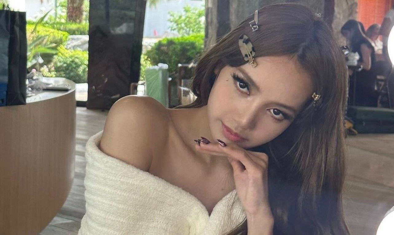 Lisa (BlackPink) khoe anh goi cam tren dat My hinh anh