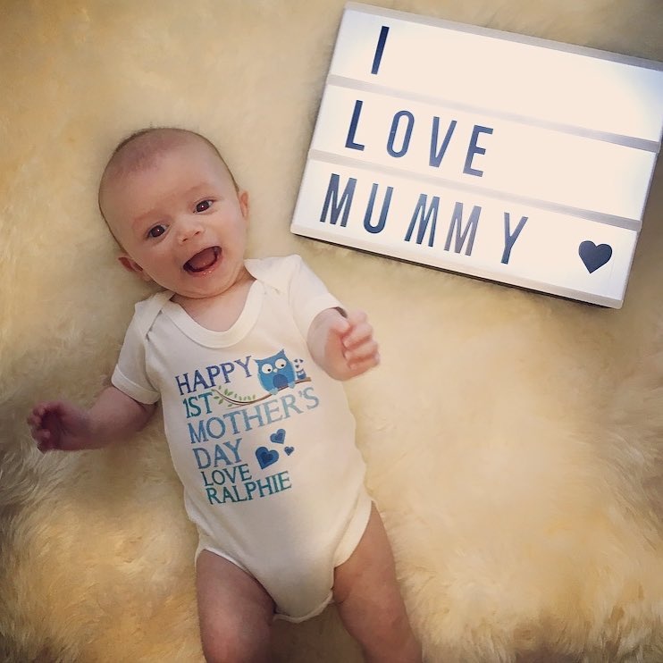 Cau be mot tuoi kiem bon tien tren mang anh 2