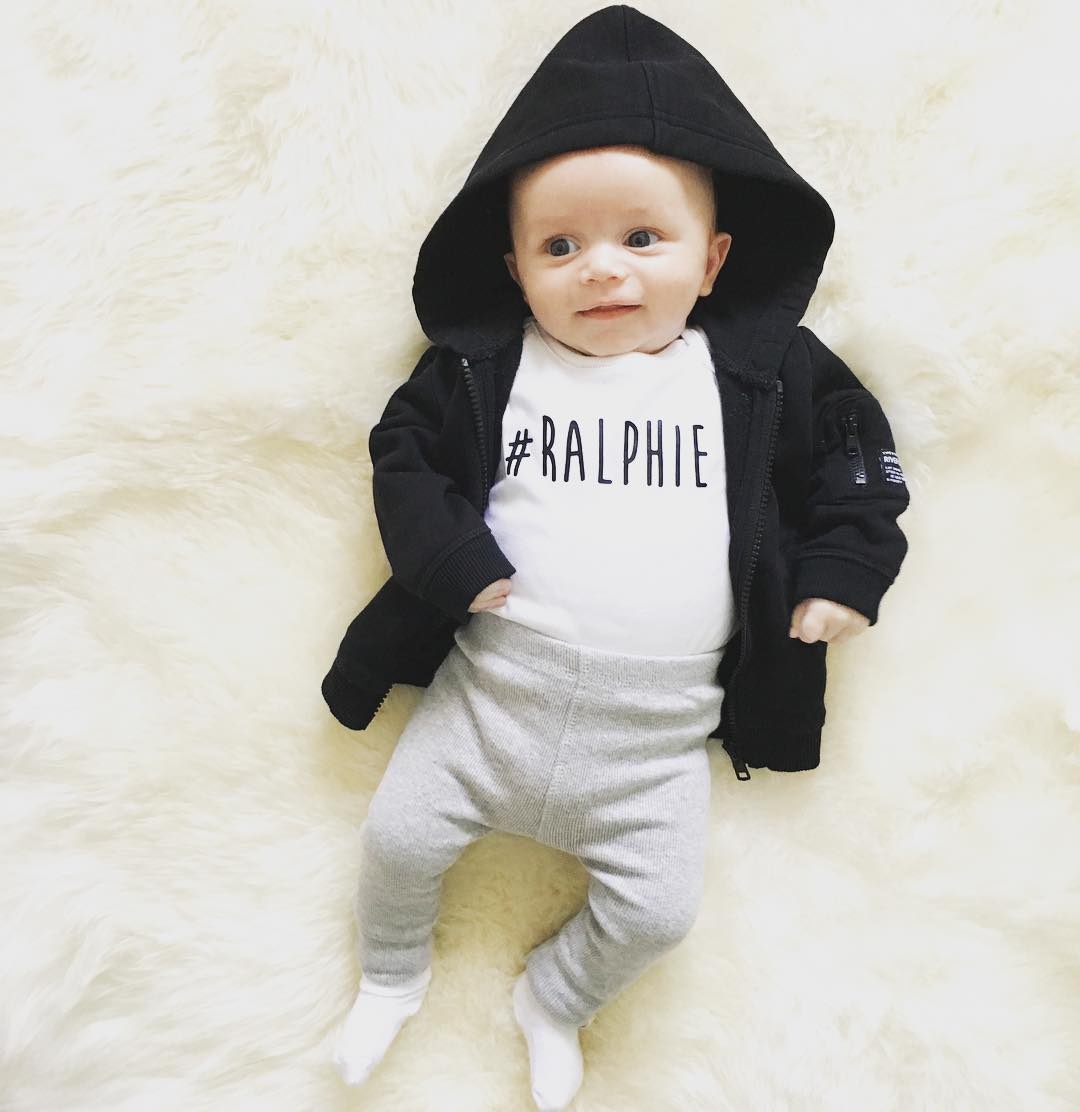 Cau be mot tuoi kiem bon tien tren mang anh 3