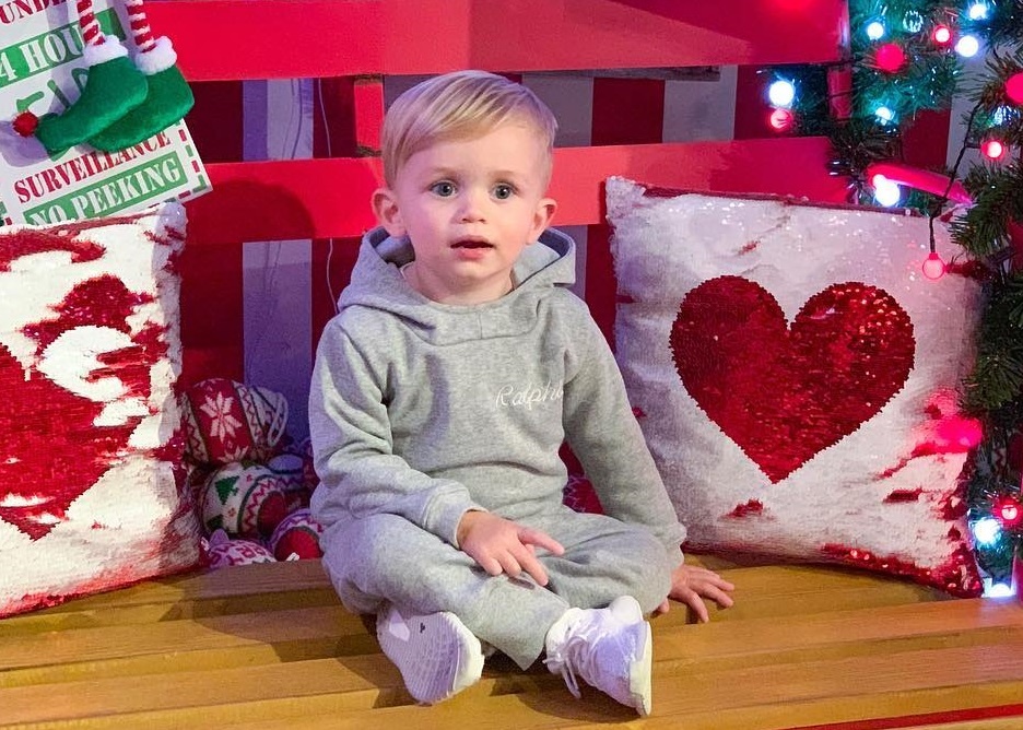 Cau be mot tuoi kiem bon tien nho mang xa hoi hinh anh