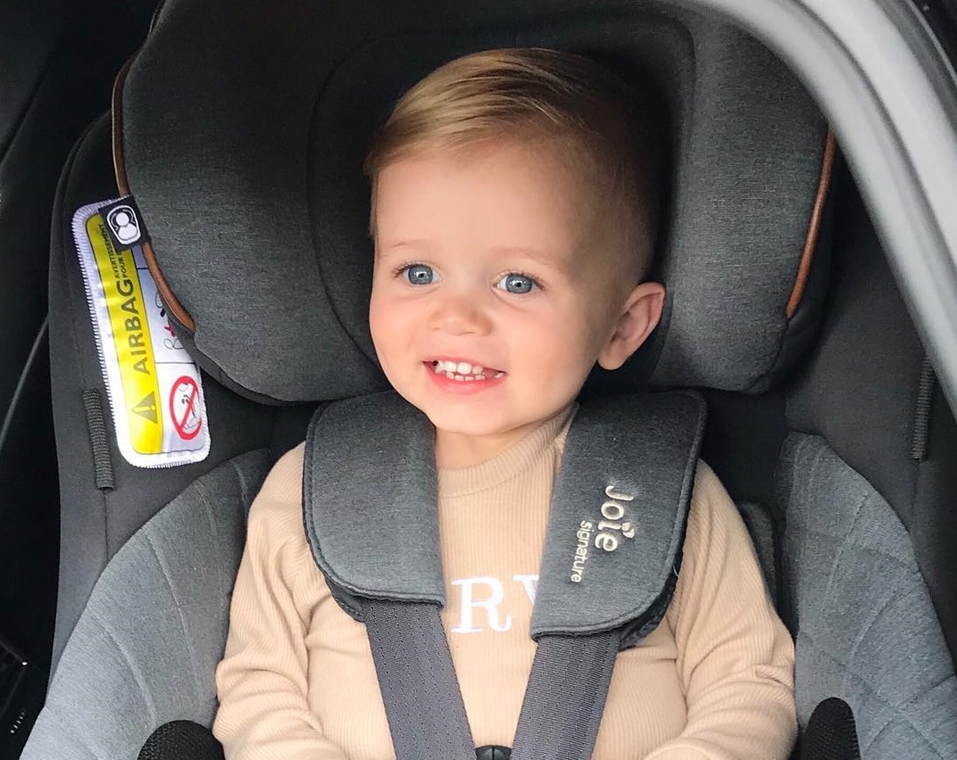 Cau be Anh mot tuoi da 'co luong' hang nghin do moi thang hinh anh