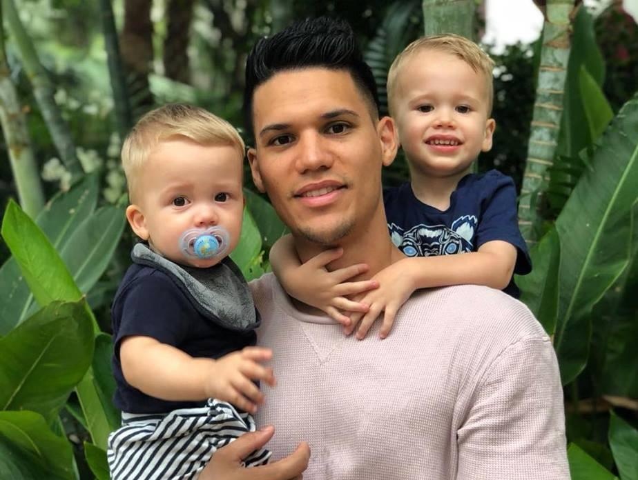 Mai am hanh phuc ben vo va hai con trai cua thu mon Philippines hinh anh