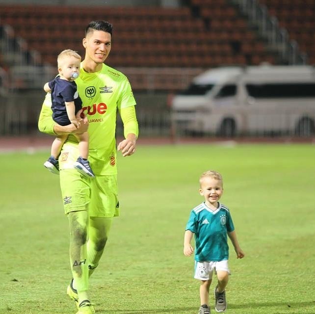 Gia dinh hanh phuc cua thu mon Philippines anh 3