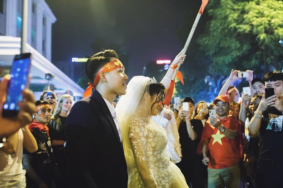 Đôi trẻ 9X chụp ảnh cưới giữa dòng người 'đi bão' ảnh 1 Doi tre 9X chup anh cuoi giua dong nguoi 'di bao' anh 1