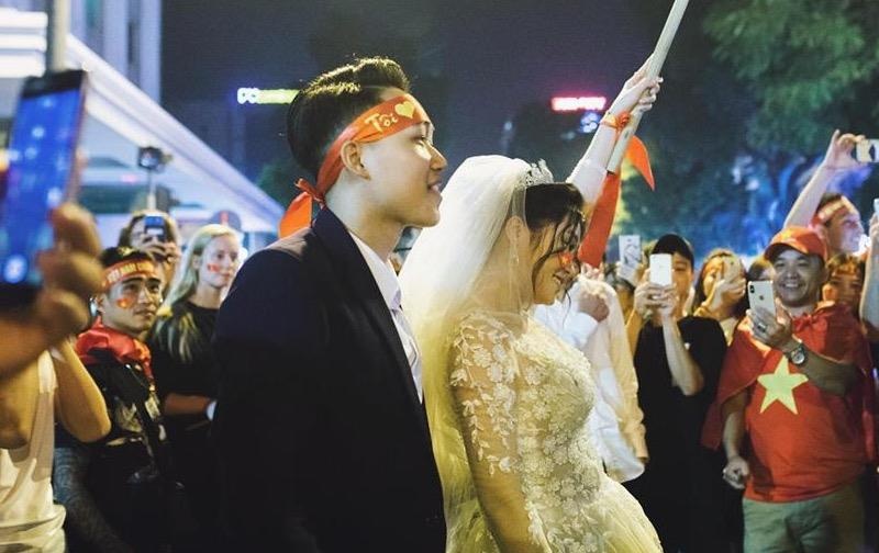 Cap 9X vui mung chup anh cuoi giua bien nguoi 'di bao' o ho Guom hinh anh