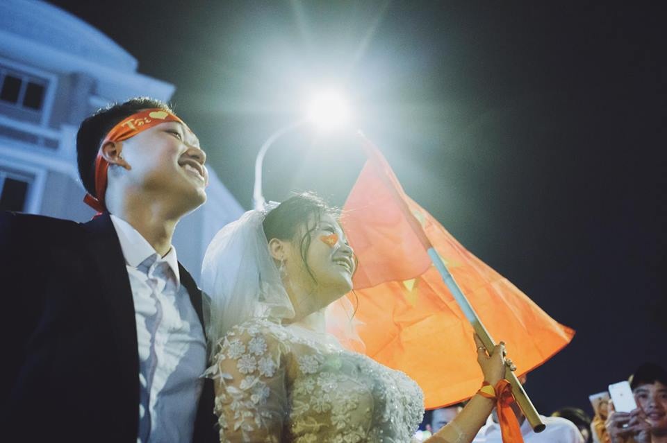 Đôi trẻ 9X chụp ảnh cưới giữa dòng người 'đi bão' ảnh 3 Doi tre 9X chup anh cuoi giua dong nguoi 'di bao' anh 3