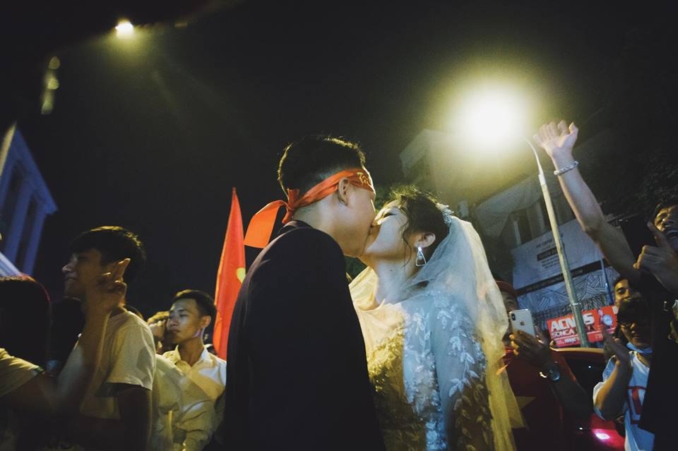 Đôi trẻ 9X chụp ảnh cưới giữa dòng người 'đi bão' ảnh 4 Doi tre 9X chup anh cuoi giua dong nguoi 'di bao' anh 4
