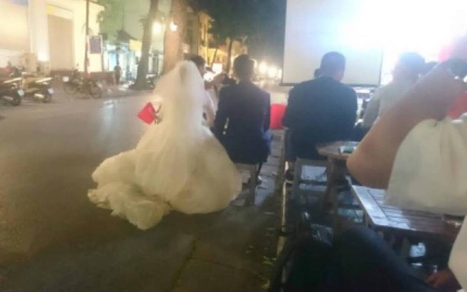 Đôi trẻ 9X chụp ảnh cưới giữa dòng người 'đi bão' ảnh 2 Doi tre 9X chup anh cuoi giua dong nguoi 'di bao' anh 2