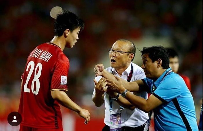 Cau thu Philippines bat ngo gui loi chuc mung den Duy Manh va tuyen VN hinh anh