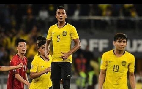Cau thu tuyen Malaysia thoai mai treu dua nhau truoc tran chung ket hinh anh