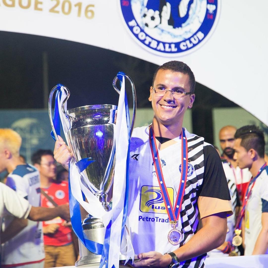 HLV the luc moi cua tuyen Viet Nam hanh phuc ben vo va con trai anh 4