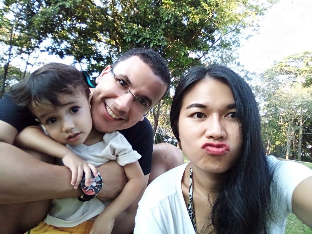 Mai am hanh phuc cua HLV the luc tuyen VN ben vo Thai Lan va con trai hinh anh