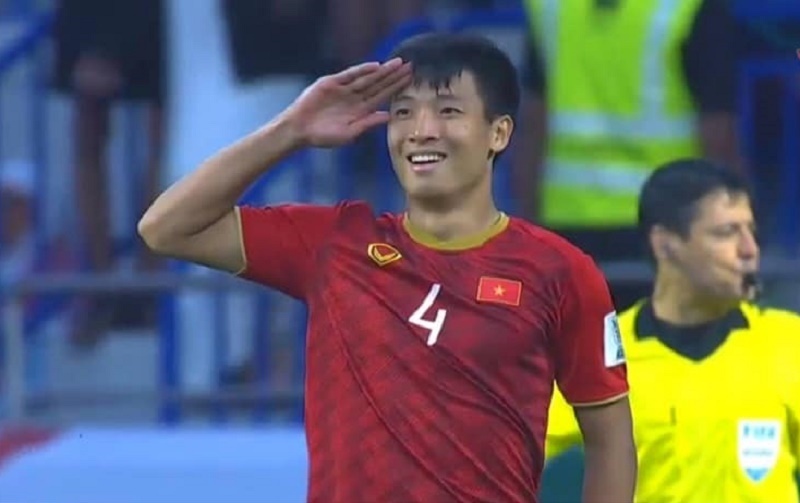 Tu Dung gay xuc dong khi tang ban thang cho dong doi dang chan thuong hinh anh