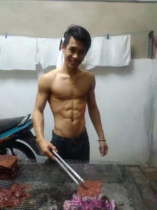 Hot boy nuong thit co than hinh san chac anh 3