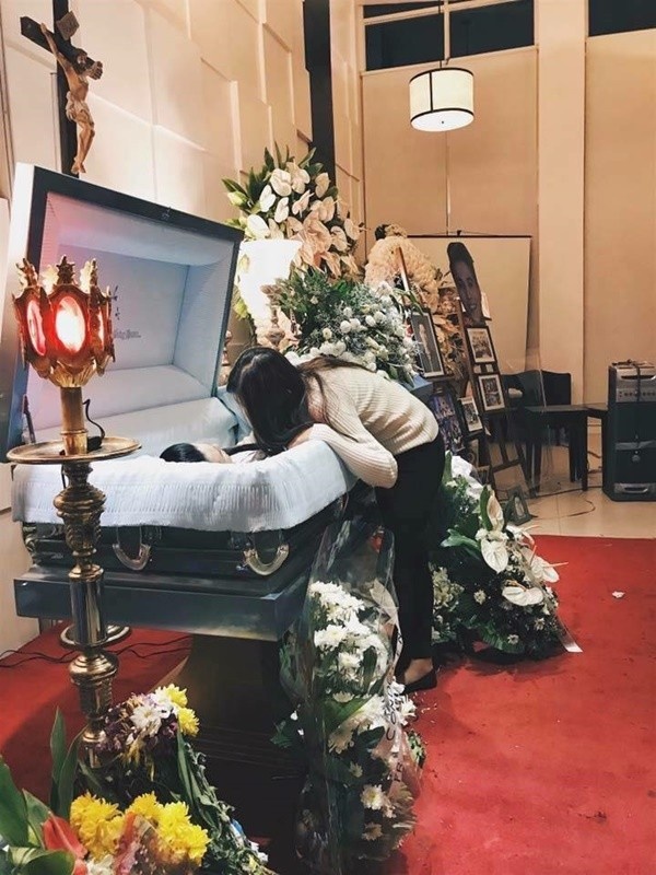 co gai dang hinh ky niem du ban trai da mat anh 9