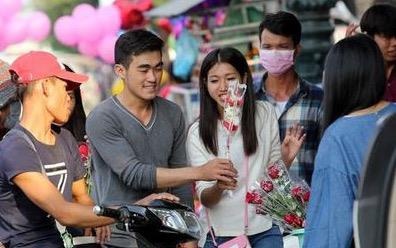 Gioi tre Campuchia bi cam tron hoc, hen ho trong ngay Valentine hinh anh