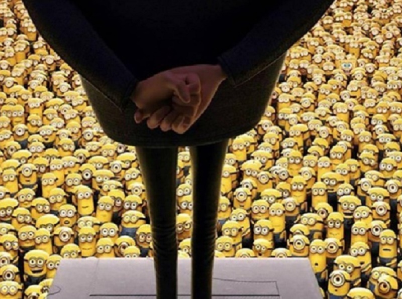 Do ban tim thay chu bot bien giua bay Minion tinh nghich hinh anh