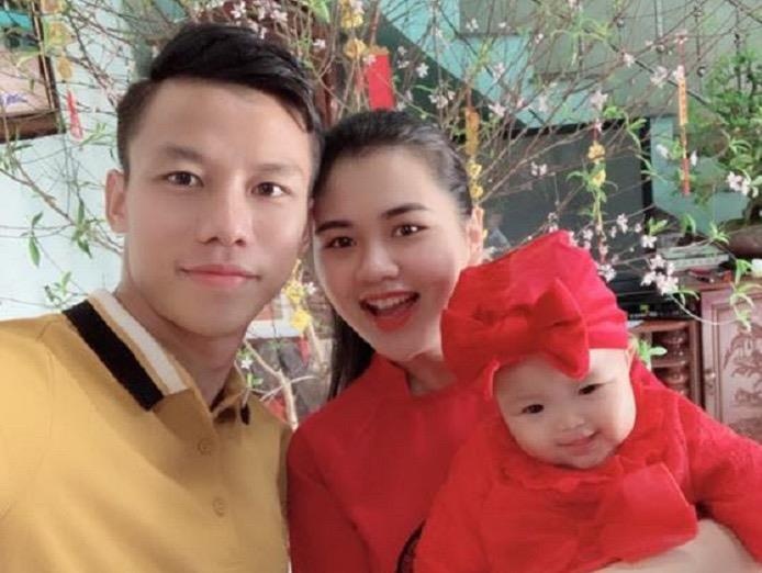 Fan 'boc phot' Que Ngoc Hai mac mai mot chiec ao vang suot tu Tet hinh anh