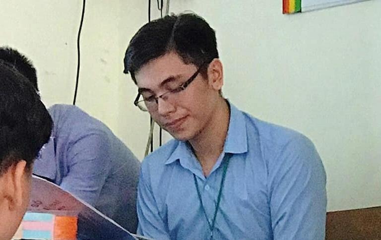 Thay thuc tap dien trai bi dan mang truy tim sau buc anh chup len hinh anh