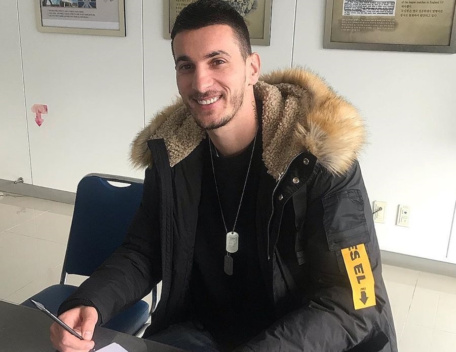 Doi pho dien trai, cao 1,96 m cua doi bong Han Quoc hinh anh