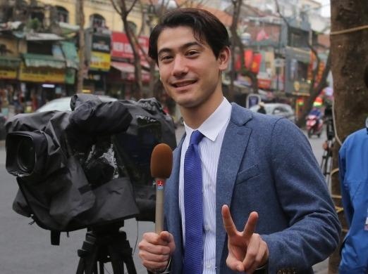 Phong vien Nhat Ban dep trai tac nghiep tren duong pho Ha Noi hinh anh