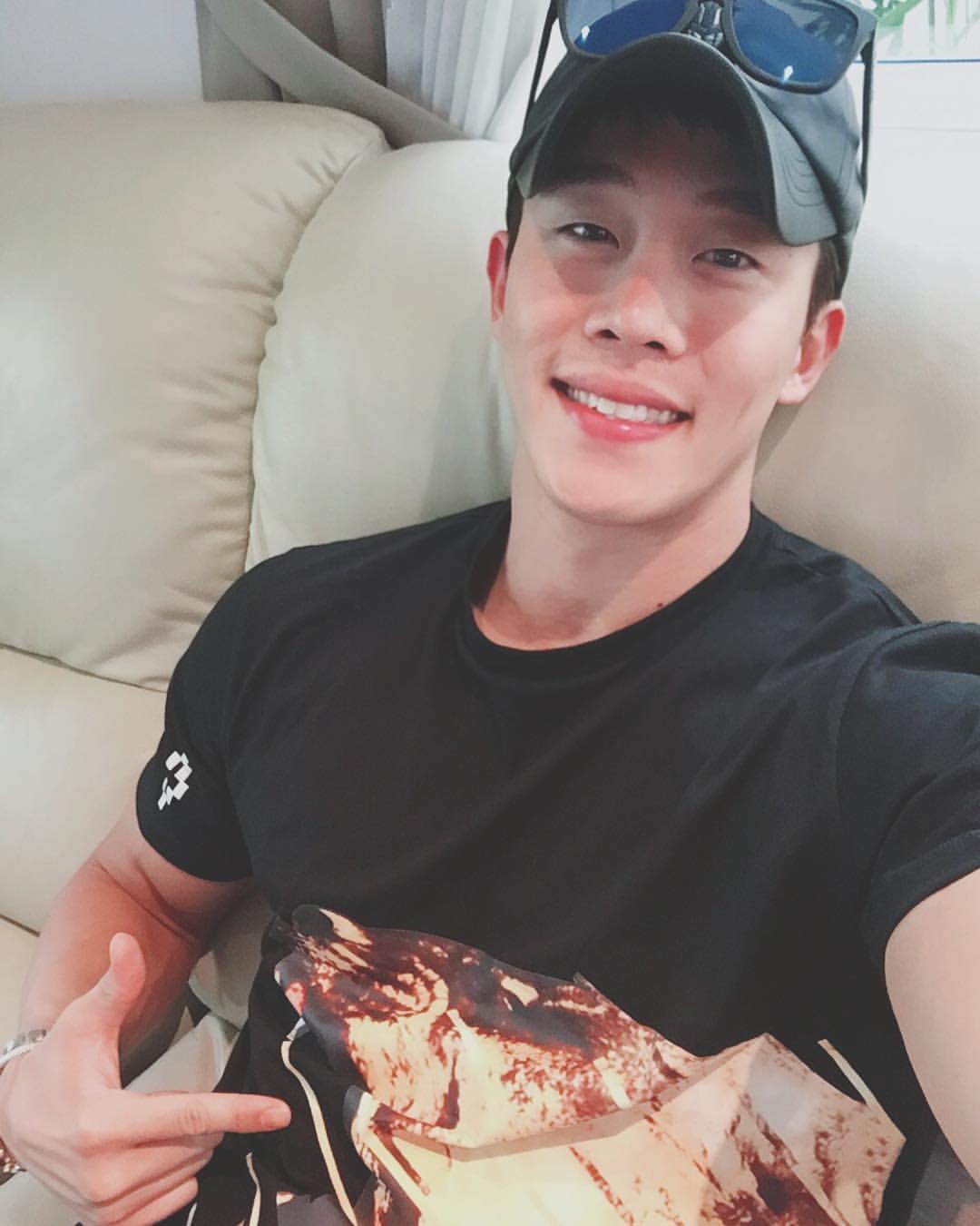 Bo 3 anh chang so huu than hinh 6 mui noi tieng mang xa hoi anh 10