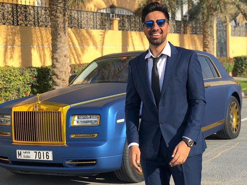 'Richkid' Dubai cam ba lo day tien di mua sieu xe hinh anh