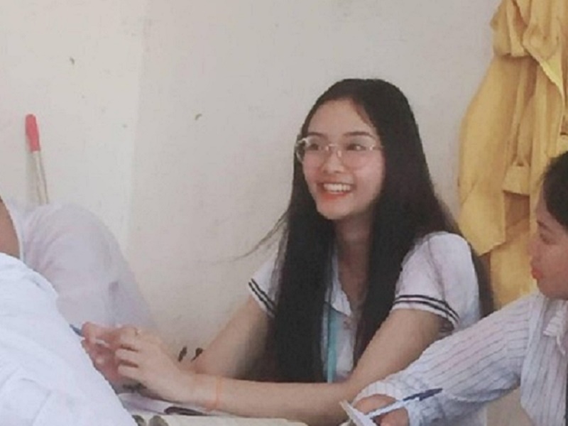 Co giao thuc tap nguoi Lao xinh nhu hot girl trong buc anh chup len hinh anh