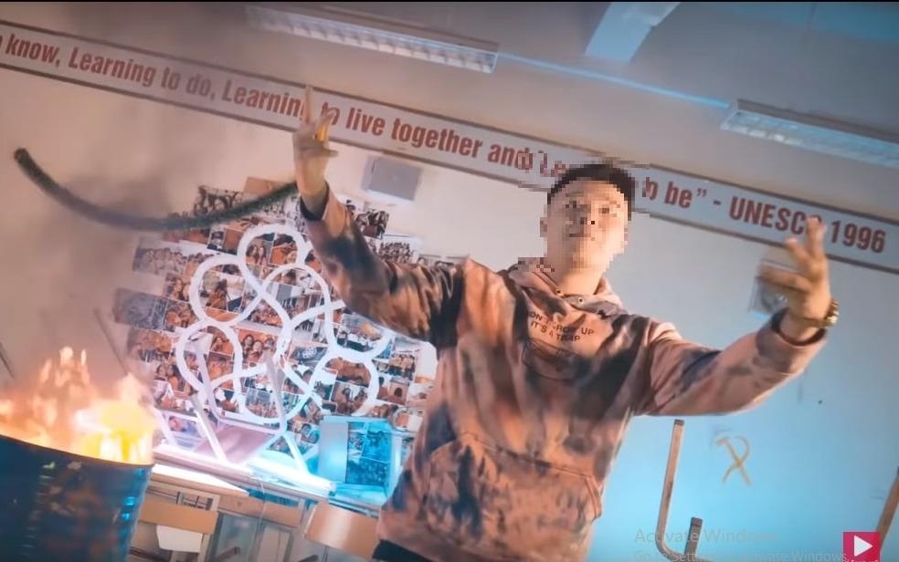 Rapper Viet bi to dot sach vo hoc sinh truong Ams de phuc vu quay MV hinh anh