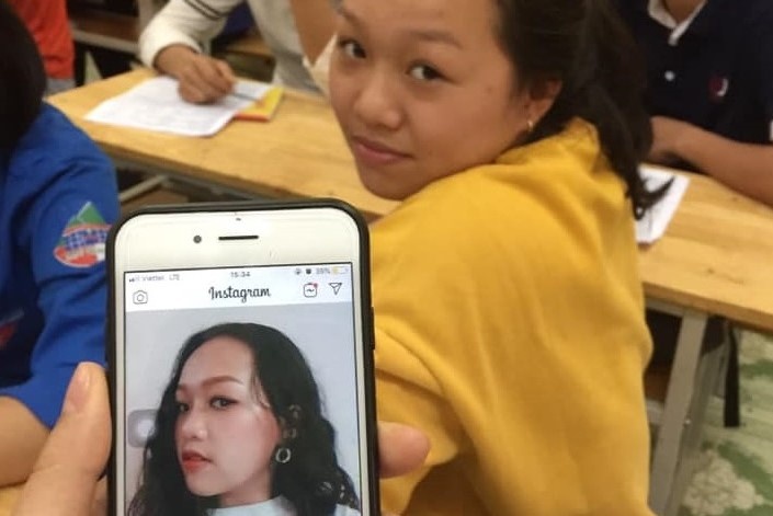 Dan mang khoe anh khac xa giua di hoc va di choi anh 1