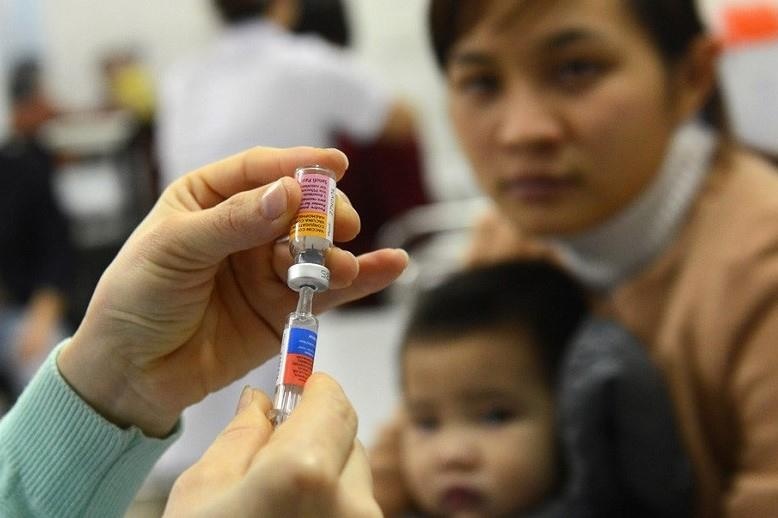 Co gai tang me chiec banh ghi: “Cam on me da tiem vacxin cho con