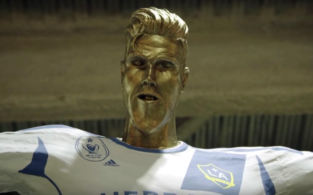 David Beckham bi choi kham voi buc tuong xau xi chi co 3 chiec rang hinh anh