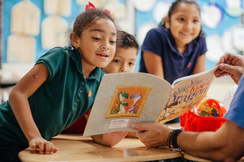 Co hieu truong livestream doc truyen cho hoc sinh vao moi toi hinh anh