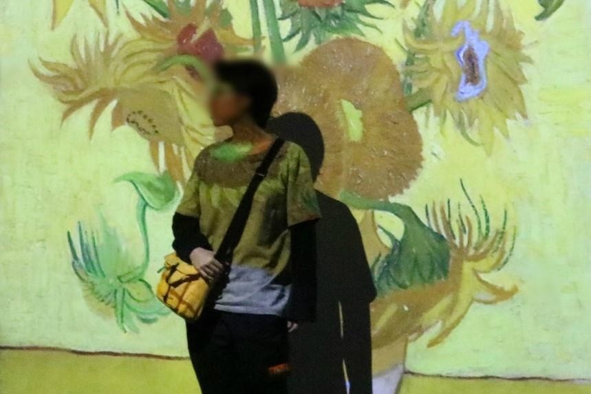 Nhung ban tre dung chan ca tranh de check-in tai trien lam hinh anh