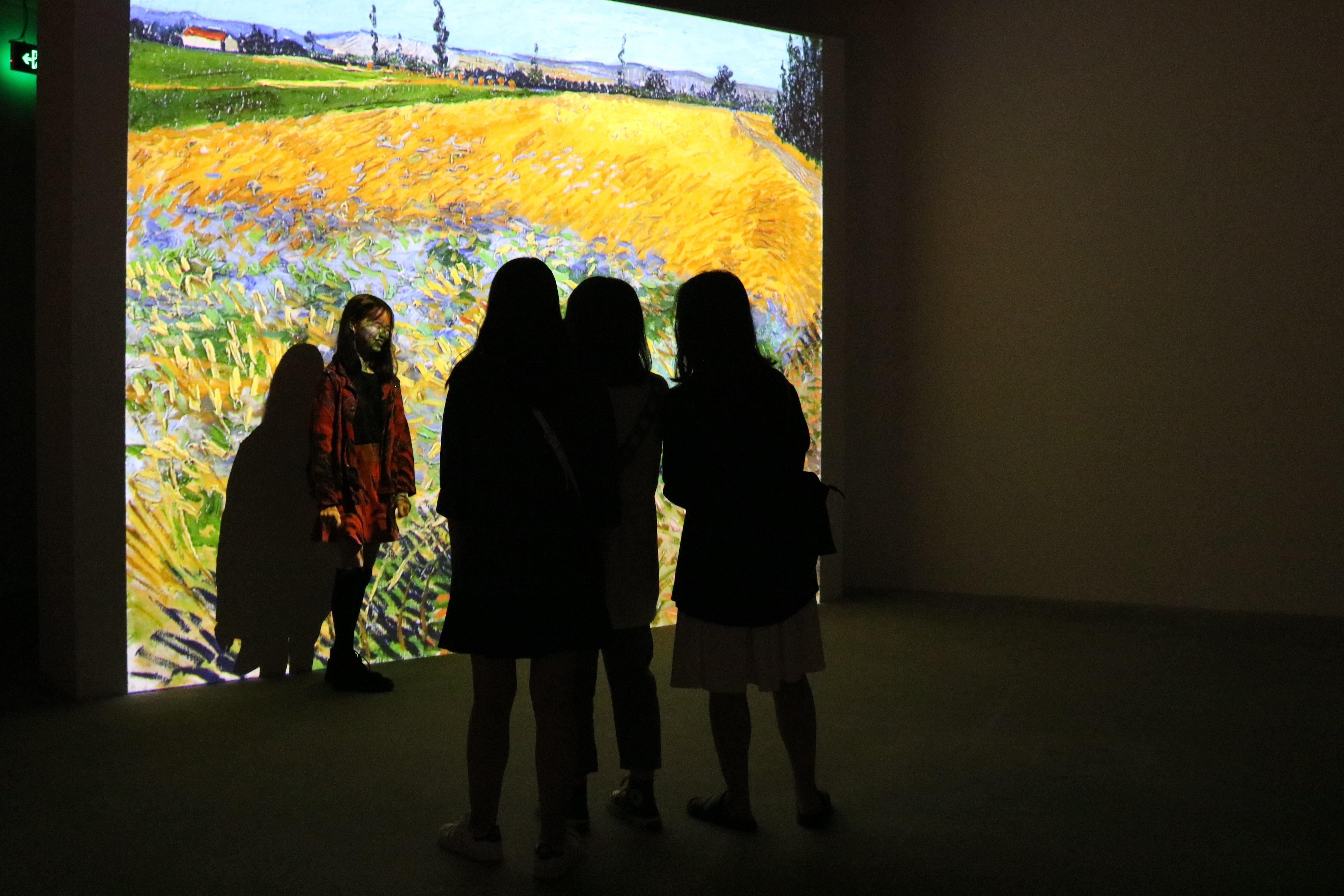 Cac ban tre dung chan ca tranh de chup anh check-in tai trien lam anh 3