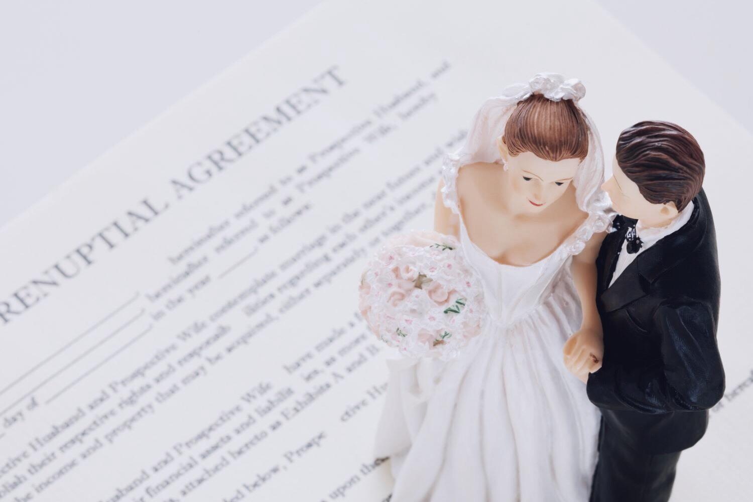 Khi nguoi tre My nhieu tien, ho ky hop dong hon nhan hinh anh