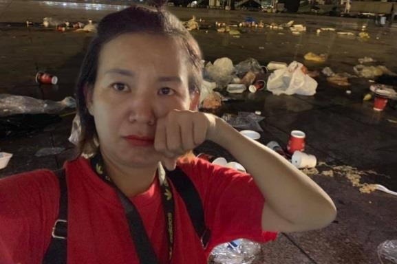 Co gai tu Sai Gon ra san My Dinh nhat rac va cai ket 'tuc phat khoc' hinh anh
