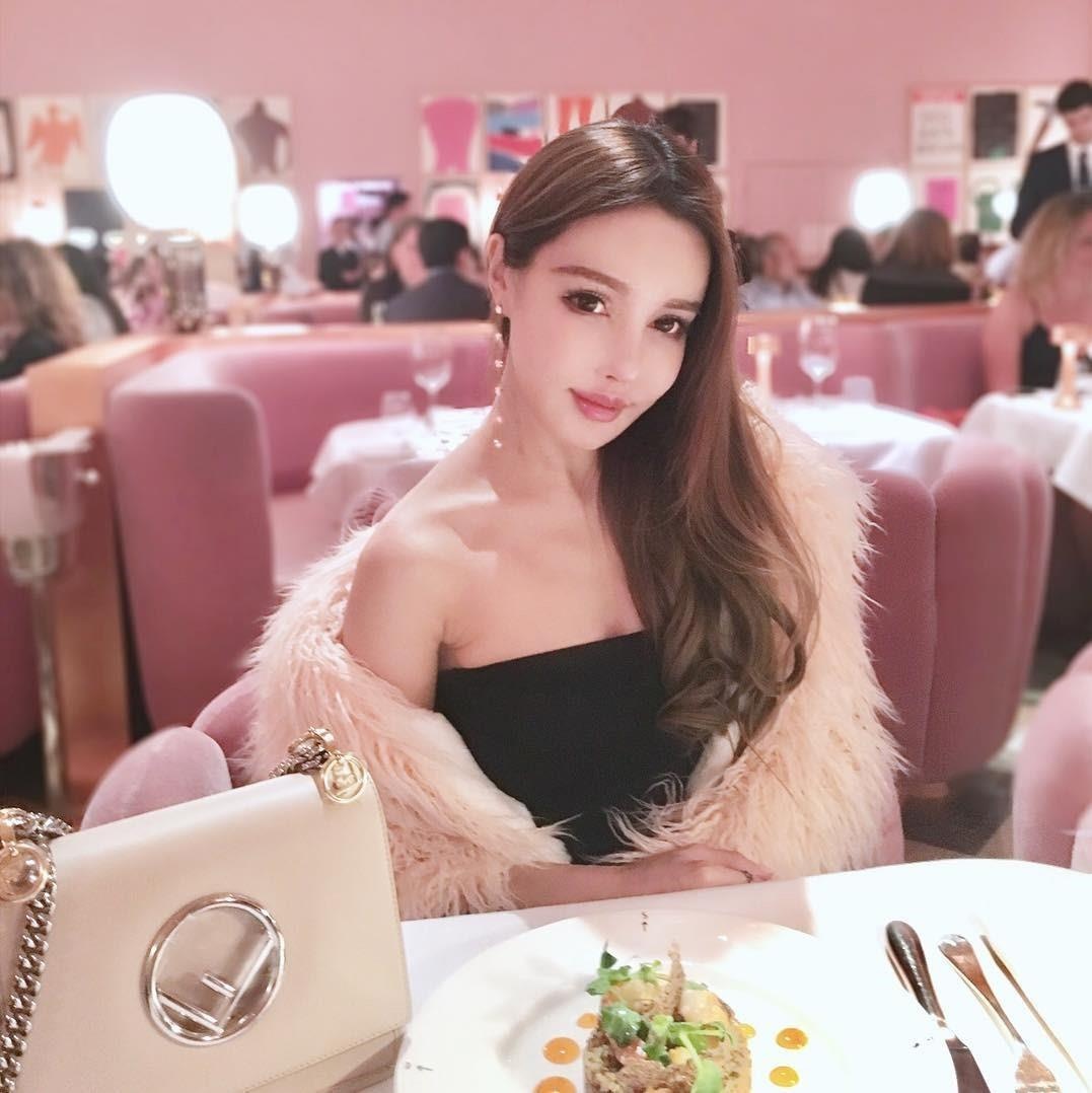 Nu blogger nong bong nhat Singapore anh 12