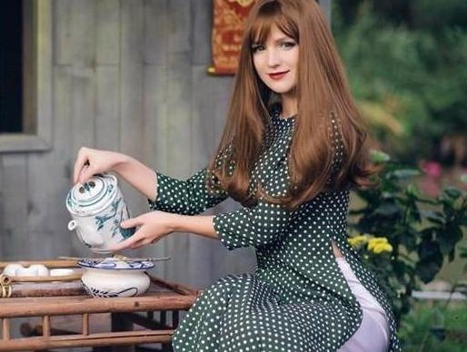 Co gai Ukraine dang la DJ o Ha Noi khoe tai choi piano hinh anh