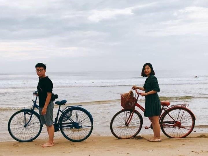 Vợ chồng 9X làm sạch bãi biển bằng cách thu gom rác ảnh 2 Vo chong 9X lam sach bai bien bang cach thu gom rac anh 2