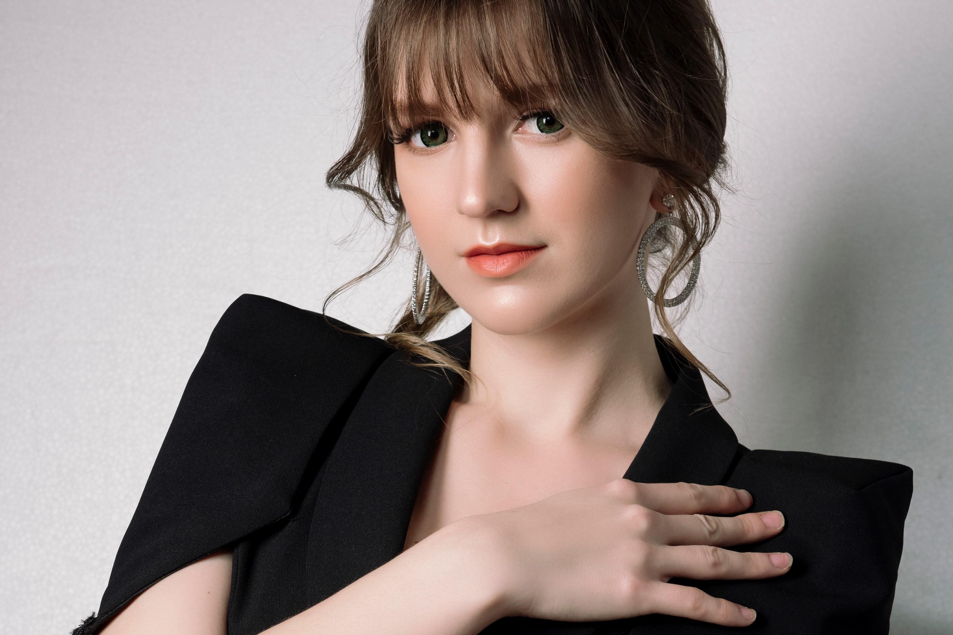 Hot girl DJ Ukraine noi duoc 6 thu tieng anh 1