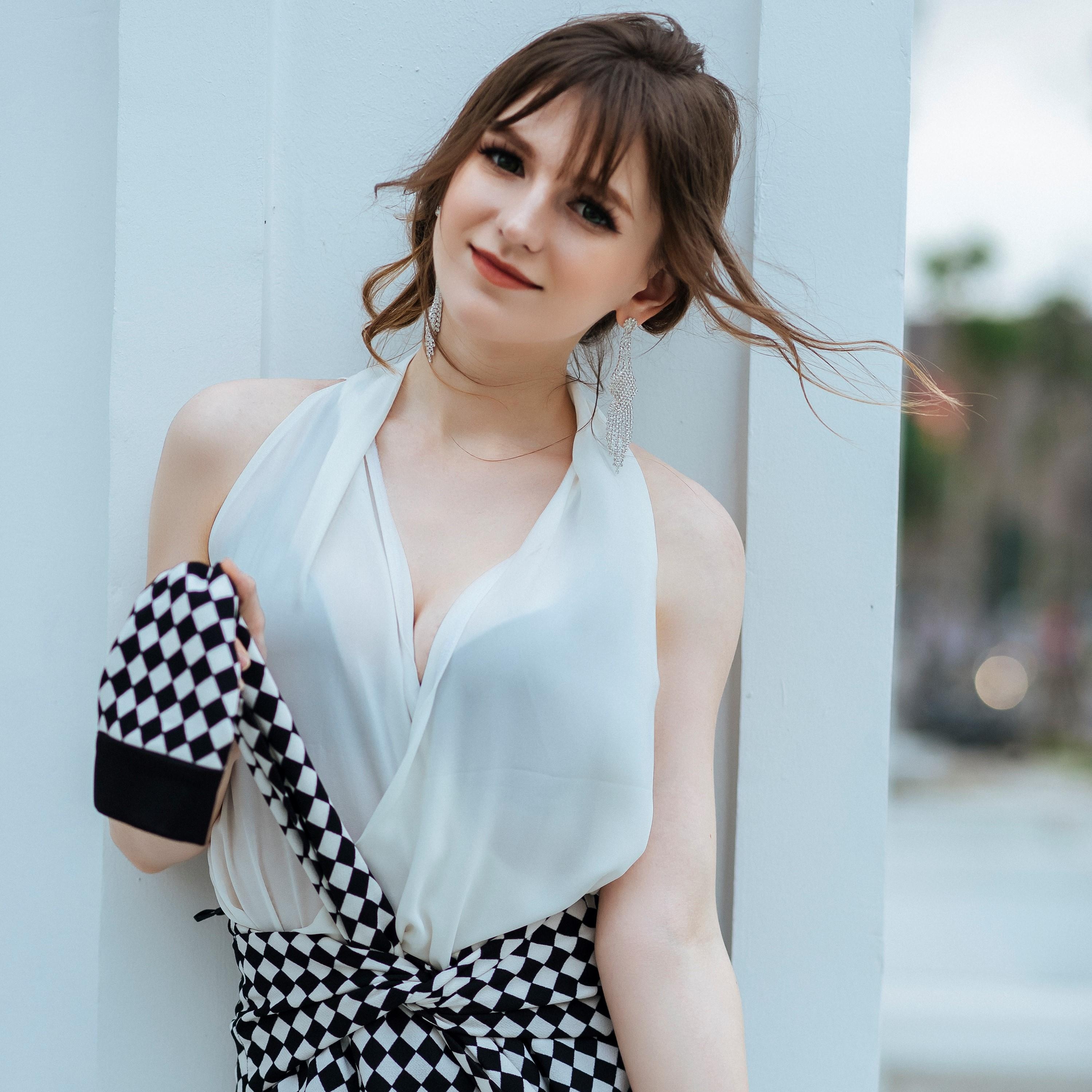 Hot girl DJ Ukraine noi duoc 6 thu tieng anh 3