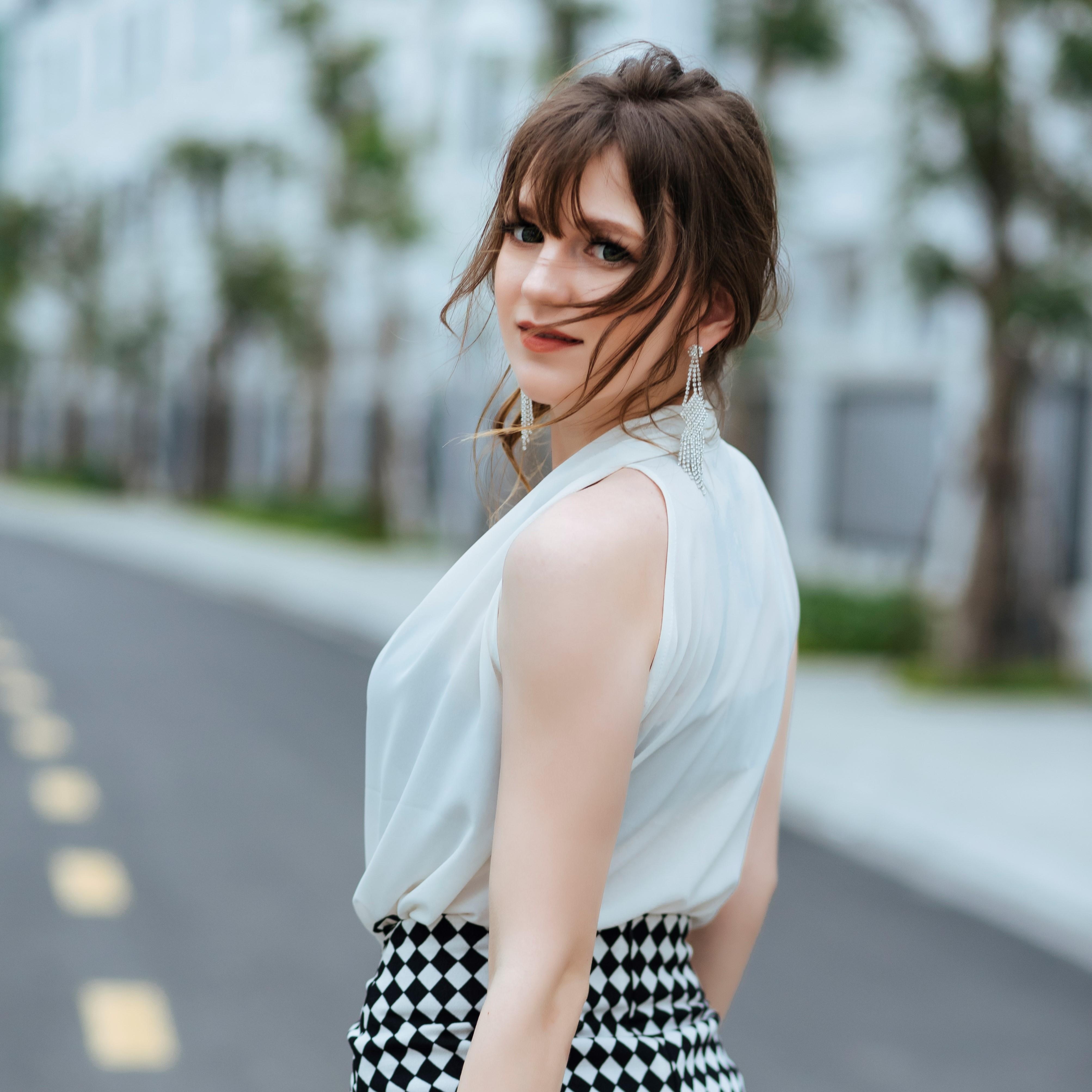 Hot girl DJ Ukraine noi duoc 6 thu tieng anh 2