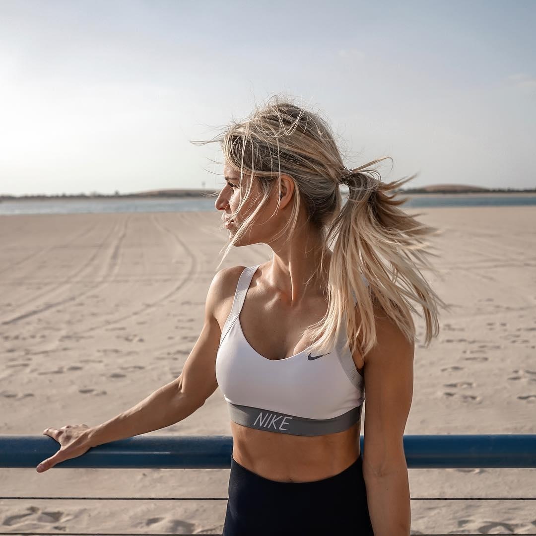 Nu canh sat Duc co ve ngoai nong bong anh 4