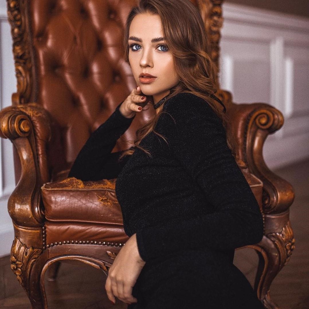 Hot girl Nga noi tieng voi doi mat mau xanh nhu ngoc anh 9