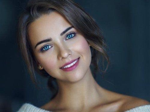 Hot girl Nga noi bat nho doi mat xanh va than hinh goi cam hinh anh